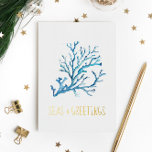 Unieke Strand Kerst Kaarten Waterverf Zee Koraal<br><div class="desc">Vertel A Belle's unieke strand kerstkaarten zijn een charmante keuze om te sturen naar vrienden en familie dit seizoen. Ze hebben waterverf zeeen koraal in blauwe tinten. Het woord "ZEEEN & GROETINGS" zijn ingesteld in reliëfletter geperste gouden folie. Een chique maar toch verfijnde keuze voor uw vakantieseizoen. Om meer vakantie-briefpapier...</div>