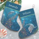 Unieke strand thema magische dolfijn naam kleine kerstsok<br><div class="desc">Duik in de vakantiedrang met betoverende kerstkousen van dolfijnen, versierd met grillige originele waterverf kunst van Raphaela Wilson die de speelse spirit van deze sierlijke bruinvissen op het strand vastlegt. Elke aangepaste kous is een canvas van vakantievreugde, met levendige kleuren en een charmant tafereel van dolfijnen versieren onder het zee...</div>