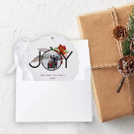 Unieke Vreugde Vrolijke Kerstmisfoto Ornament Kaart<br><div class="desc">Een schoon en eenvoudig maar feestelijk ontwerp met een Foto ingebed in het woord JOY tegen zeer vrolijke heilige bessen. Dit foto-ornament is eenvoudig aan te passen met uw personalisatie aan de voor- en achterkant. Ideaal cadeau en aandenken voor dit kerstvakantie seizoen!</div>