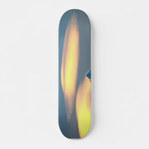 Unieke wolken boven besneeuwde bergen persoonlijk skateboard