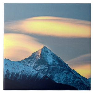 Unieke wolken boven besneeuwde bergen tegeltje