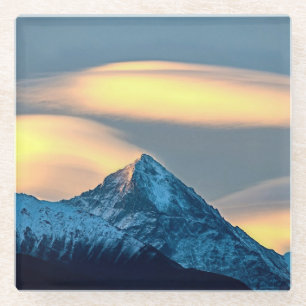Unieke wolken boven met sneeuw bedekte bergen glazen onderzetter
