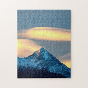 Unieke wolken boven met sneeuw bedekte bergen legpuzzel
