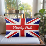 Unievaartuig vlag met Funny Quote Kussen<br><div class="desc">Een geweldige keuze in decor voor je café, bar of rekkamer. Dit grappige Britse themaontwerp kenmerkt de kleurrijke rode witte en blauwe vlag van de Union Jack van het Verenigd Koninkrijk, die hier getoond is met een grappig bekend woord "Bloody Hell". Het maakt een gesprek op gang. Het woord bloederig...</div>