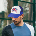 Unievaartuig (W/Red "United Kingdom"-tekst) Trucker Pet<br><div class="desc">Draag de Union Jack waar je ook bent met dit stijlvolle pet! Voorziet een /versleten Vlag van het VK met de tekst "Verenigd Koninkrijk" onder. De tekst is rood (andere kleuren zijn beschikbaar).</div>