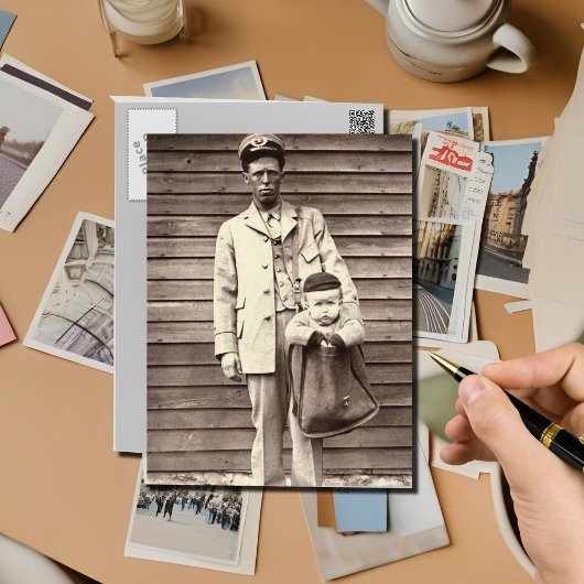 Uniforme postman met Baby in Mailbag Briefkaart