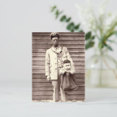 Uniforme postman met Baby in Mailbag Briefkaart (Staand voorkant)