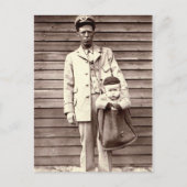 Uniforme postman met Baby in Mailbag Briefkaart (Voorkant)