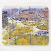 Union Square in de lente door Frederick Childe Has Muismat (Voorkant)