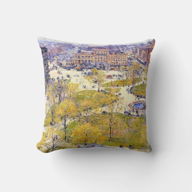 Union Square in Spring door Frederick Childe Hassa Kussen (Voorkant)