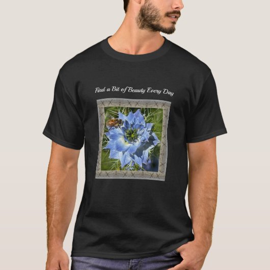 Unisex T-shirt met Blue Nigella en Bee (Voorkant)
