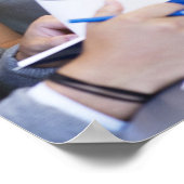 Universitaire studenten die een laptop in het klas poster (Hoek)