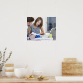 Universitaire studenten die een laptop in het klas poster (Keuken)