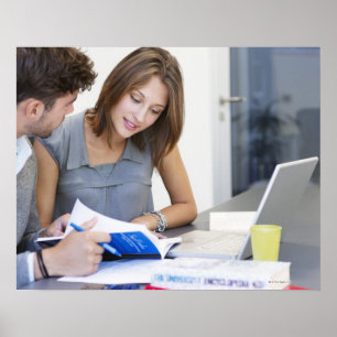 Universitaire studenten die een laptop in het klas poster