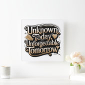 Unknown Today, Unforgettable Tomorrow Vierkante Klok (Huis)