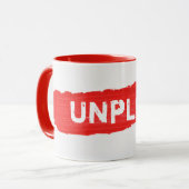 UNPLUG Tekst op de Mok van de Rode Verf (Voorkant links)