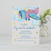 Up and Away Paarse Grijs Vliegtuig Verjaardagsjong Folie Uitnodiging (Staand Voorkant)