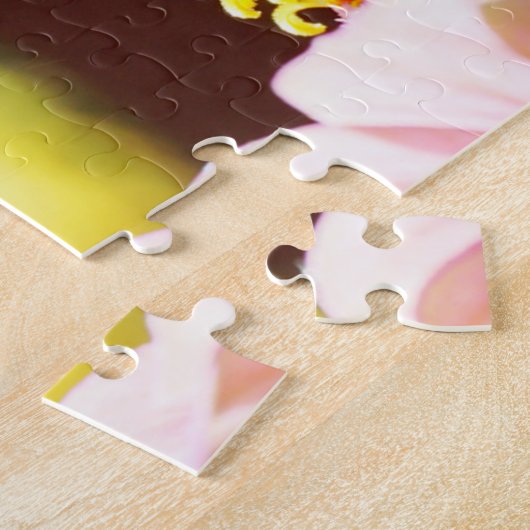 Upclose Vlinder op een Roze Zinnia Bloem Legpuzzel (Zijkant)