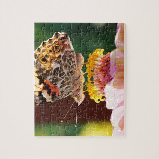 Upclose Vlinder op een Roze Zinnia Bloem Legpuzzel (Verticaal)