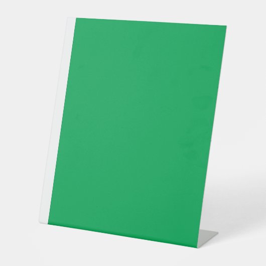 Upgrade uw webontwerp met een groene achtergrond reclamebord met voetstuk (Voorkant)