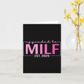Upgraded To Milf Est 2025 Funny Birthday New Hot M Kaart (Gele Bloem)