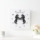 Upright zwarte wilde paarden - Voeg Jouw tekst/kle Vierkante Klok (Huis)