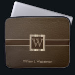 Upscale Monogram Chocolade Leather Laptop Sleeve<br><div class="desc">Laptop Sleeve. Upscale Monogram Chocolate Leather-ontwerp met DIY Text. Overeenkomende producten beschikbaar. ⭐ Dit product is 100% . Grafiek en tekst kunnen worden verwijderd, verplaatst, aangepast, gewijzigd, geroteerd, enz. ⭐ 99% van mijn design in mijn winkel wordt in lagen gedaan. Dit maakt het voor u gemakkelijk resize en beweegt de...</div>