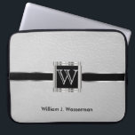 Upscale Monogram wit leder Laptop Sleeve<br><div class="desc">Laptop Sleeve. Upscale Monogram White Leather-ontwerp klaar om u te personaliseren. ⭐ Dit product is 100% . De grafiek en/of de tekst kunnen worden toegevoegd, worden geschrapt, worden bewogen, resized, rond, worden geroteerd, enz.. ✔ (enkel door op het gebied van het ONTWERP van het EDIT te klikken) ⭐ 99% van...</div>