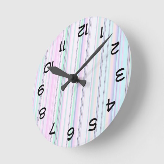 Upside down pastel clock ronde klok (Hoek)