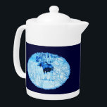 Urban Moose Theepot<br><div class="desc">Een blauw en wit afbeelding van een koe molen in een stedelijke omgeving tijdens de winter. De mazen zijn het hele jaar door inwoners van veel Alaskangemeenschappen. Hier in Anchorage zijn er ongeveer 1500 dieren, samen met wolven, bruine beren en andere wilde dieren. Ze gedragen zich meestal goed. Ze kruisen...</div>