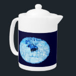 Urban Moose Theepot<br><div class="desc">Een blauw en wit afbeelding van een koe molen in een stedelijke omgeving tijdens de winter. De mazen zijn het hele jaar door inwoners van veel Alaskangemeenschappen. Hier in Anchorage zijn er ongeveer 1500 dieren, samen met wolven, bruine beren en andere wilde dieren. Ze gedragen zich meestal goed. Ze kruisen...</div>