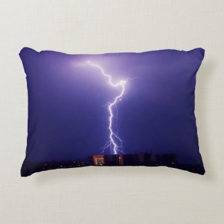 Urban Power Surge - Dynamische bliksemschicht over Accent Kussen
