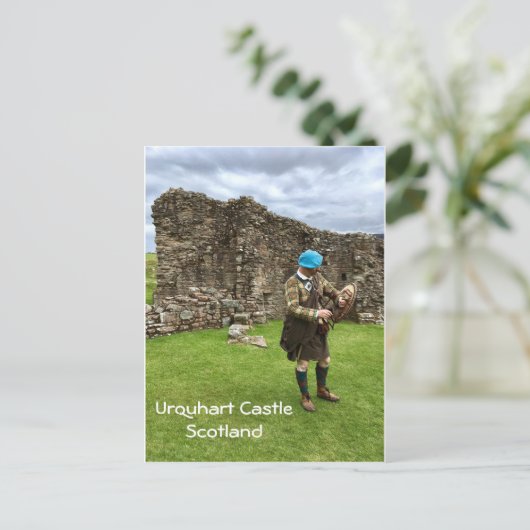 Urquhart Castle in Scotland, Jacobite Man in Kilt Briefkaart (Staand voorkant)