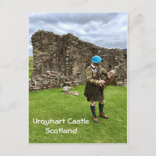 Urquhart Castle in Scotland, Jacobite Man in Kilt Briefkaart