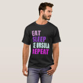 Ursula Eat Sleep Be Herhaal Ursula T-shirt (Voorkant volledig)