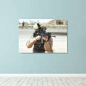 US Air Force Airman voert beveiliging uit Canvas Afdruk (Insitu (Houten vloer))