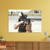 US Air Force Airman voert beveiliging uit Canvas Afdruk (Insitu (Woonkamer))