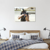 US Air Force Airman voert beveiliging uit Canvas Afdruk (Insitu (Slaapkamer))