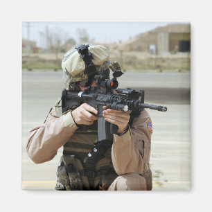 US Air Force Airman voert beveiliging uit Magneet
