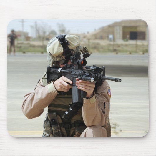 US Air Force Airman voert beveiliging uit Muismat (Voorkant)