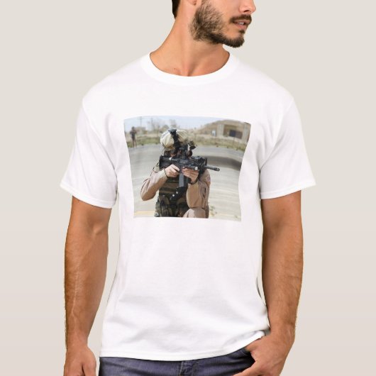 US Air Force Airman voert beveiliging uit T-shirt (Voorkant)