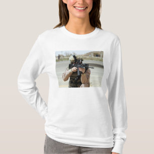 US Air Force Airman voert beveiliging uit T-shirt