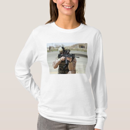 US Air Force Airman voert beveiliging uit T-shirt (Voorkant)