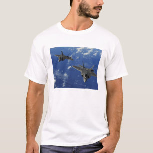 US Air Force F-22 Raptors in vlucht bij Guam T-shirt