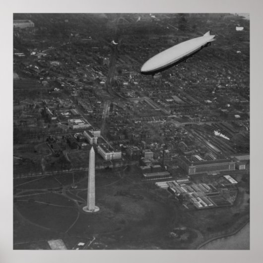 US Airship 'USS Los Angeles' ZR3 flying over Poster (Voorkant)