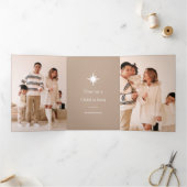 Us een kind is geboren Fotocollage Kerstmis Drieluik Wenskaart (Binnen)