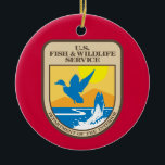 US Fish and Wildlife Service kerstversiering Keramisch Ornament<br><div class="desc">US Fish and Wildlife Service kerstversiering. Dit ornament is aan de ene kant versierd met de Amerikaanse patch voor Fish and Wildlife Service en aan de andere kant met de Santa Claus. "De United States Fish and Wildlife Service (FWS) is een federaal overheidsagentschap binnen het Amerikaanse ministerie van Binnenlandse Zaken...</div>