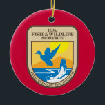 US Fish and Wildlife Service kerstversiering Keramisch Ornament<br><div class="desc">US Fish and Wildlife Service kerstversiering. Dit ornament is aan de ene kant versierd met de Amerikaanse patch voor Fish and Wildlife Service en aan de andere kant met de Santa Claus. "De United States Fish and Wildlife Service (FWS) is een federaal overheidsagentschap binnen het Amerikaanse ministerie van Binnenlandse Zaken...</div>