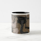 US Marine test firing an M240 zwaar machine pistoo Tweekleurige Koffiemok (Center)