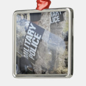 US Marines en Sailors zetten oproeruitrusting in Metalen Ornament (Links)